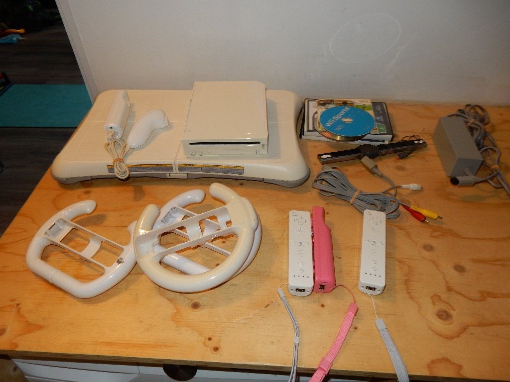 Nintendo Wii Console + 4 controllers + Balance Board, Spelcomputers en Games, Ophalen of Verzenden, Gebruikt, Met 3 controllers of meer