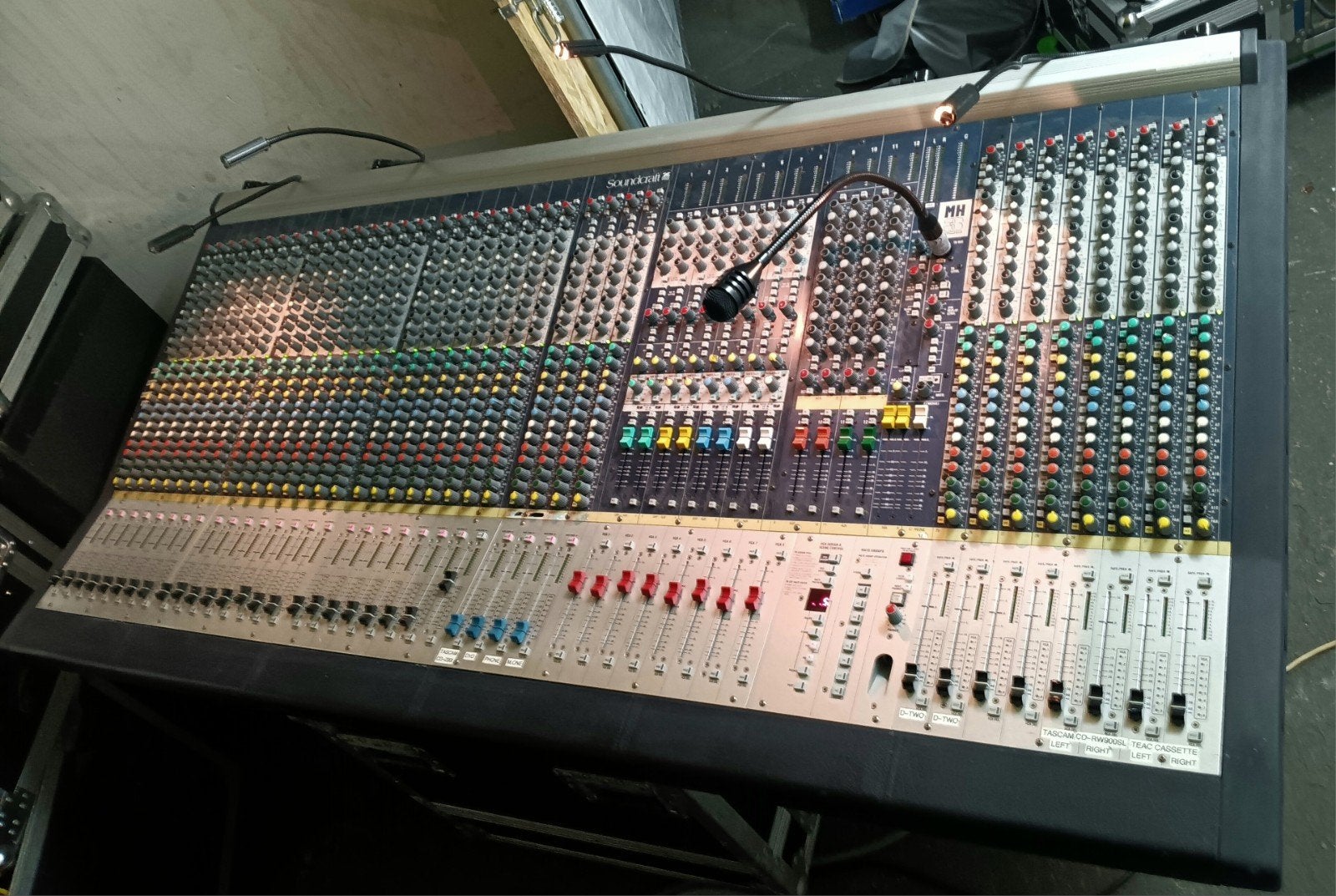 Soundcraft MH3 32-kanaals mengpaneel in flightcase, Ophalen of Verzenden, Gebruikt, 20 kanalen of meer, Microfooningang