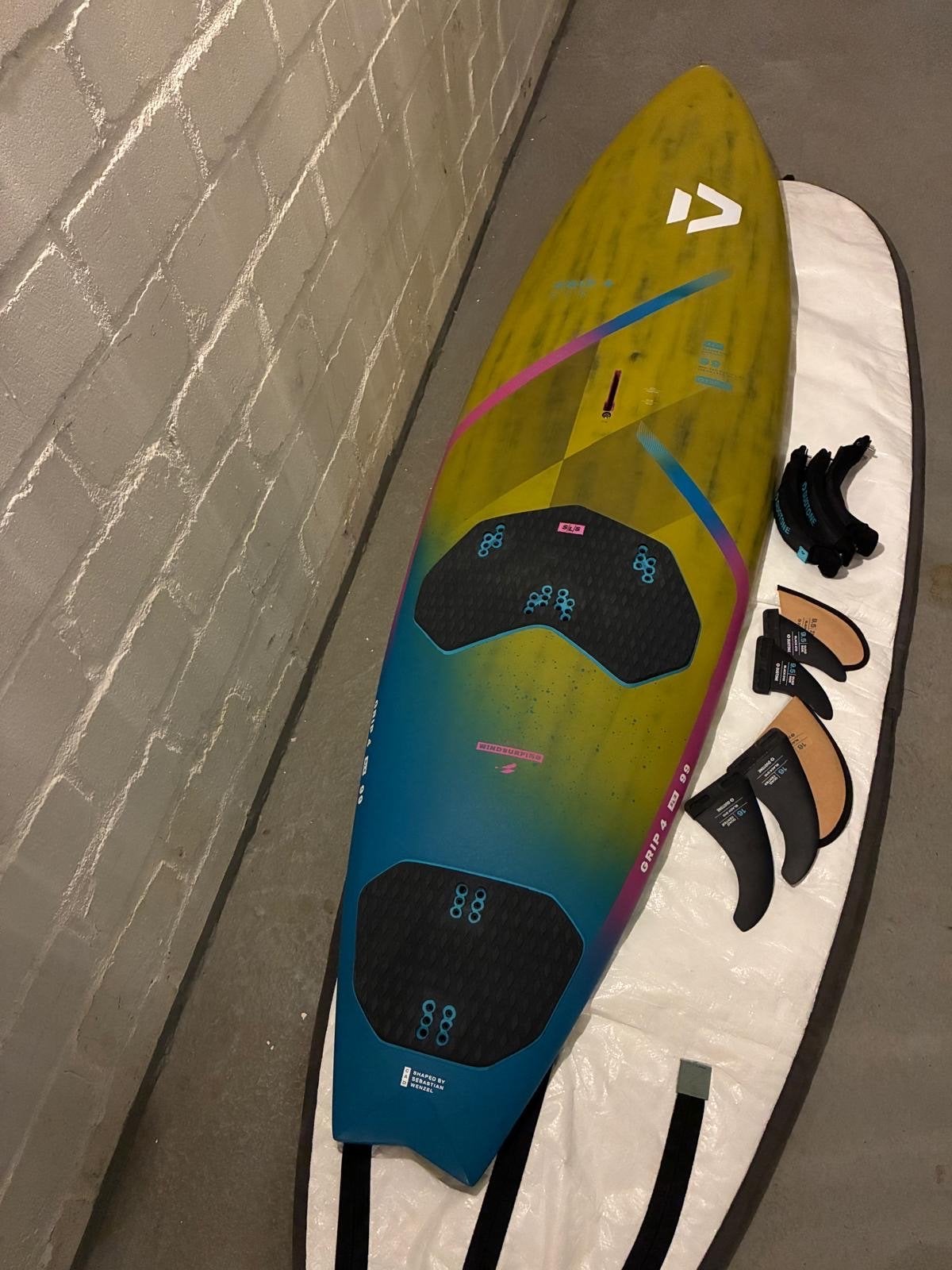 Duotone Grip 4 SLS 2025 - 99L Windsurfboard, Watersport en Boten, Ophalen, Minder dan 250 cm, Zo goed als nieuw, Met vin(nen)