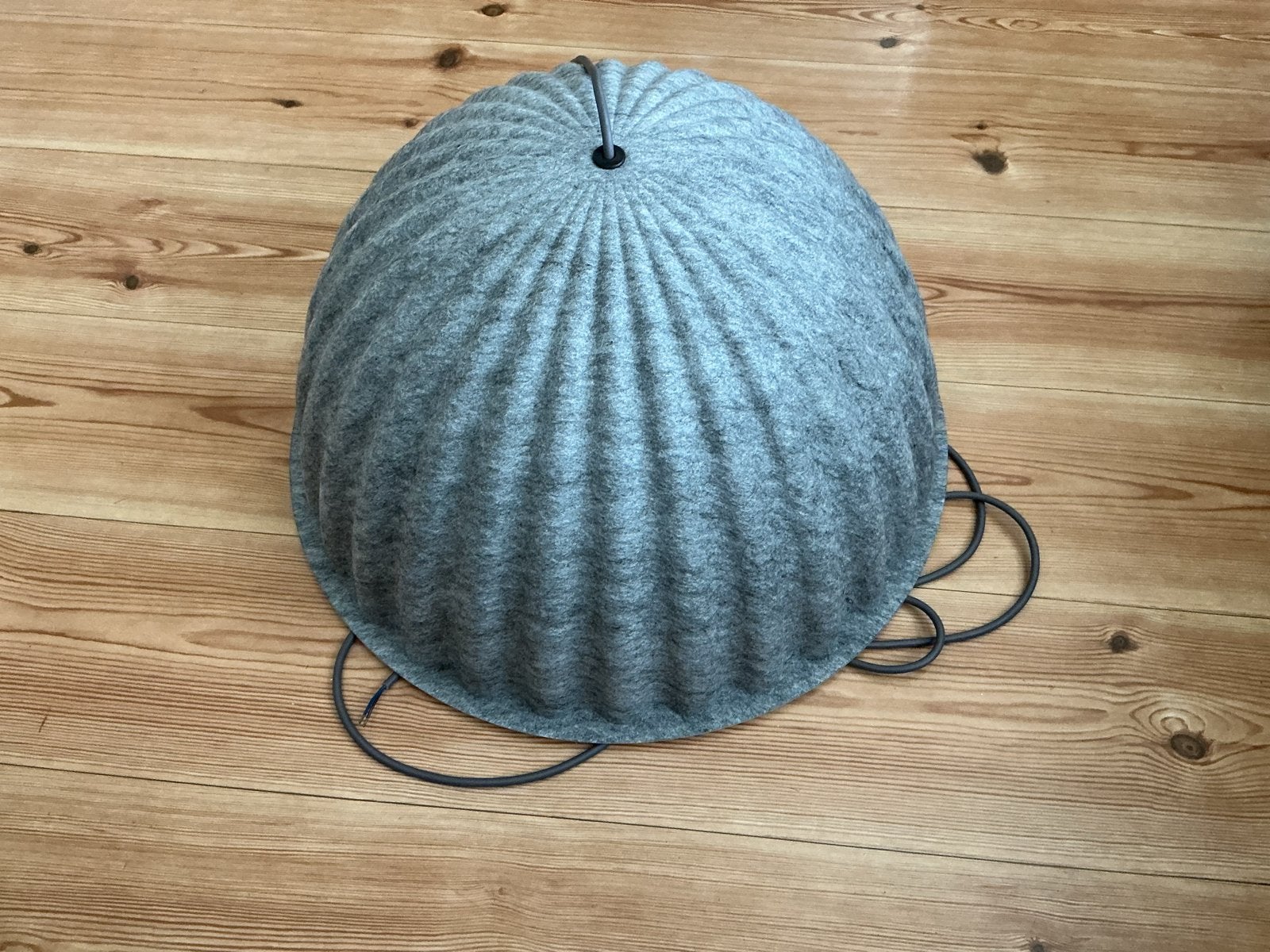 Muuto under the bell lamp grijs 55 cm, Huis en Inrichting, Lampen | Hanglampen, Ophalen of Verzenden, Nieuw