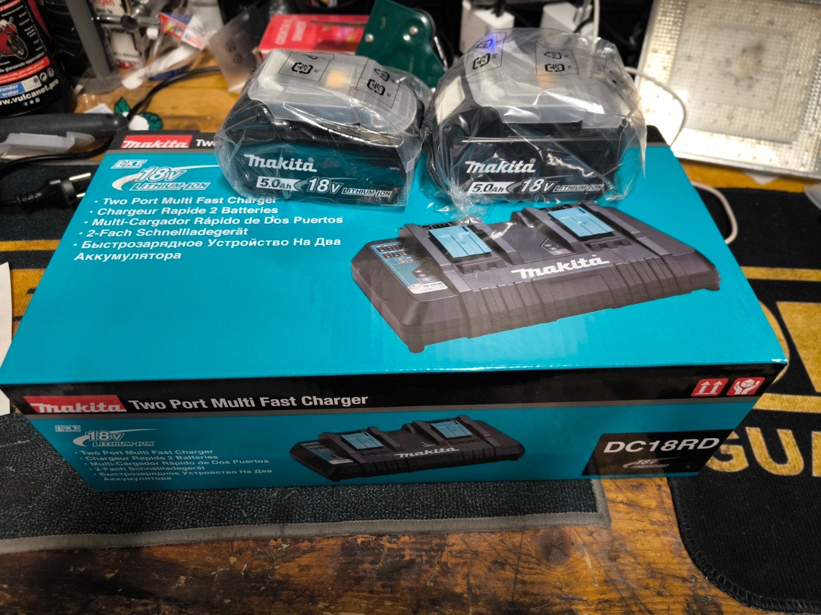 Nieuwe Makita DC18RD Snellader + 2x 18V 5Ah Accu's, Ophalen, Nieuw, Overige typen