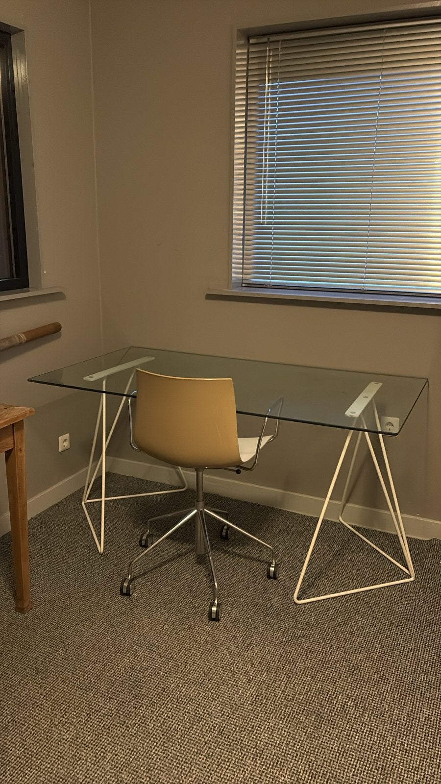 Designer bureau met glas, custom poten en Arper bureaustoel, Ophalen of Verzenden, Zo goed als nieuw, Computerbureau, Glas