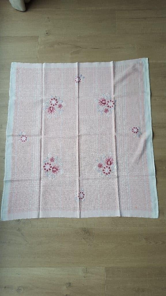 dekservet jaren 70 roze / wit met handborduurwerk 95x85, Huis en Inrichting, Linnen, Handgemaakt, Tafelkleed of Tafelzeil, Ophalen of Verzenden