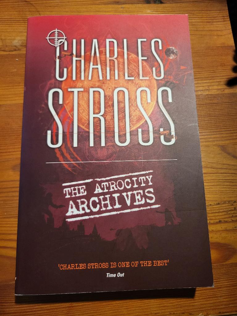 Charles Stross - The Atrocity Archives - Laundry #1, signed, Ophalen of Verzenden, Zo goed als nieuw, Charles Stross