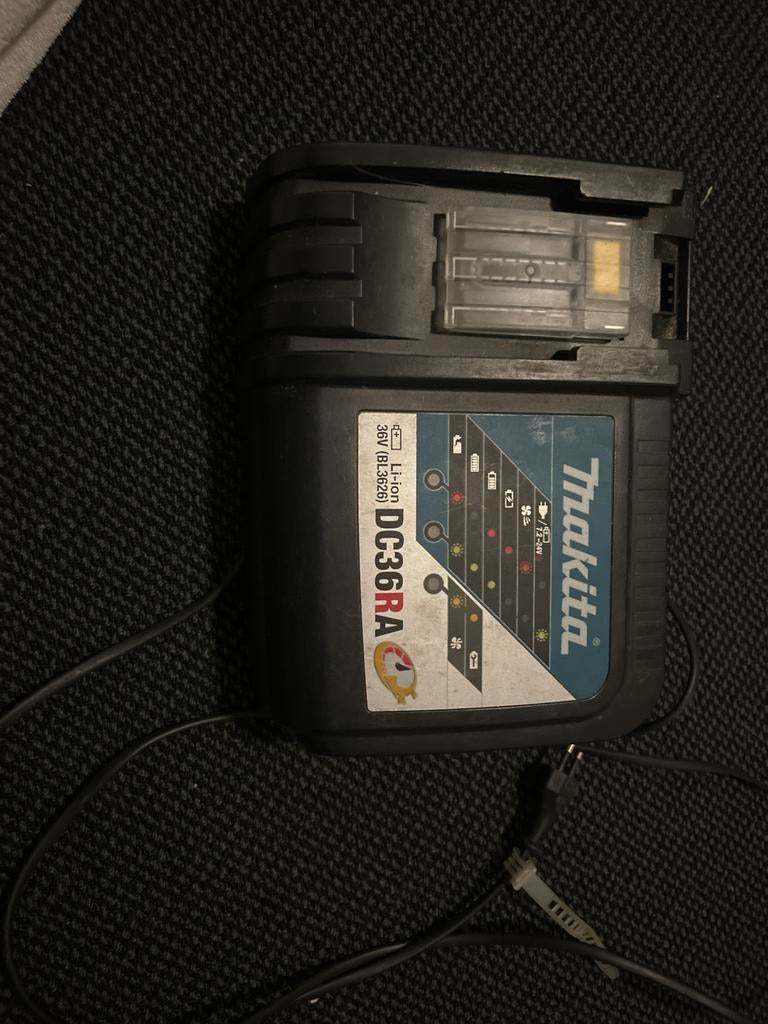 Makita DC36RA Oplader voor 36V Li-ion Accu's, Ophalen of Verzenden, Gebruikt, Overige typen