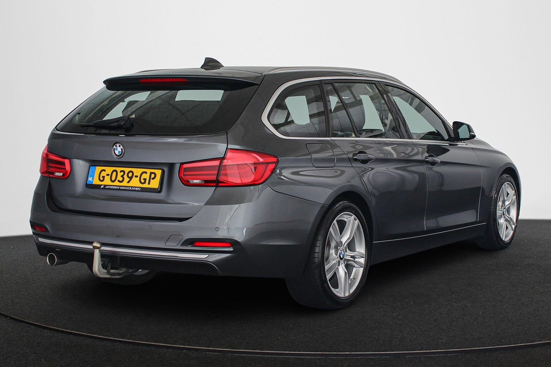 BMW 3-serie Touring 318i Luxury Edition Elektrische Trekhaak, Auto's, BMW, Automaat, Gebruikt, 1465 kg, 3 cilinders