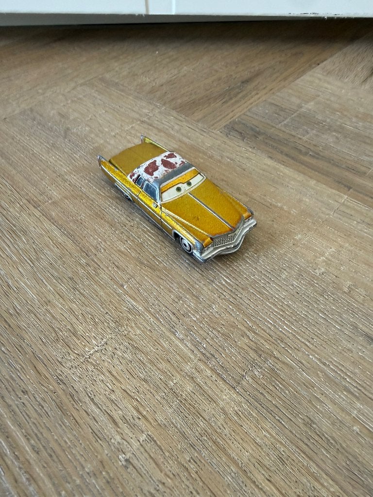 Used goud Disney Mattel Cars 1:55 auto Tex Dinoco Cadillac, Ophalen of Verzenden, Gebruikt