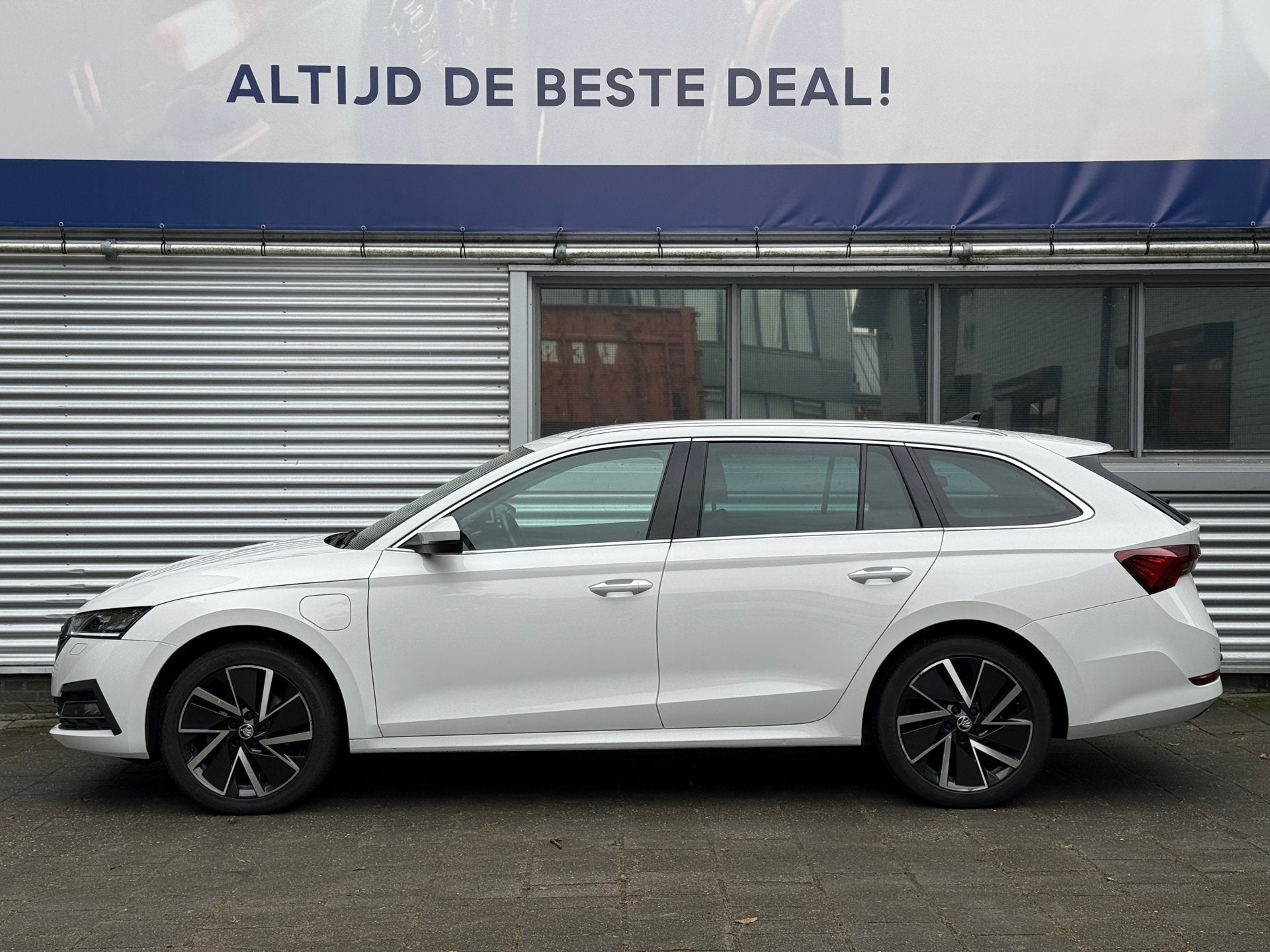 Skoda Octavia Combi 1.4 TSI iV PHEV Business Edition Plus l, Gebruikt, 150 pk, Wit, Hybride Elektrisch/Benzine