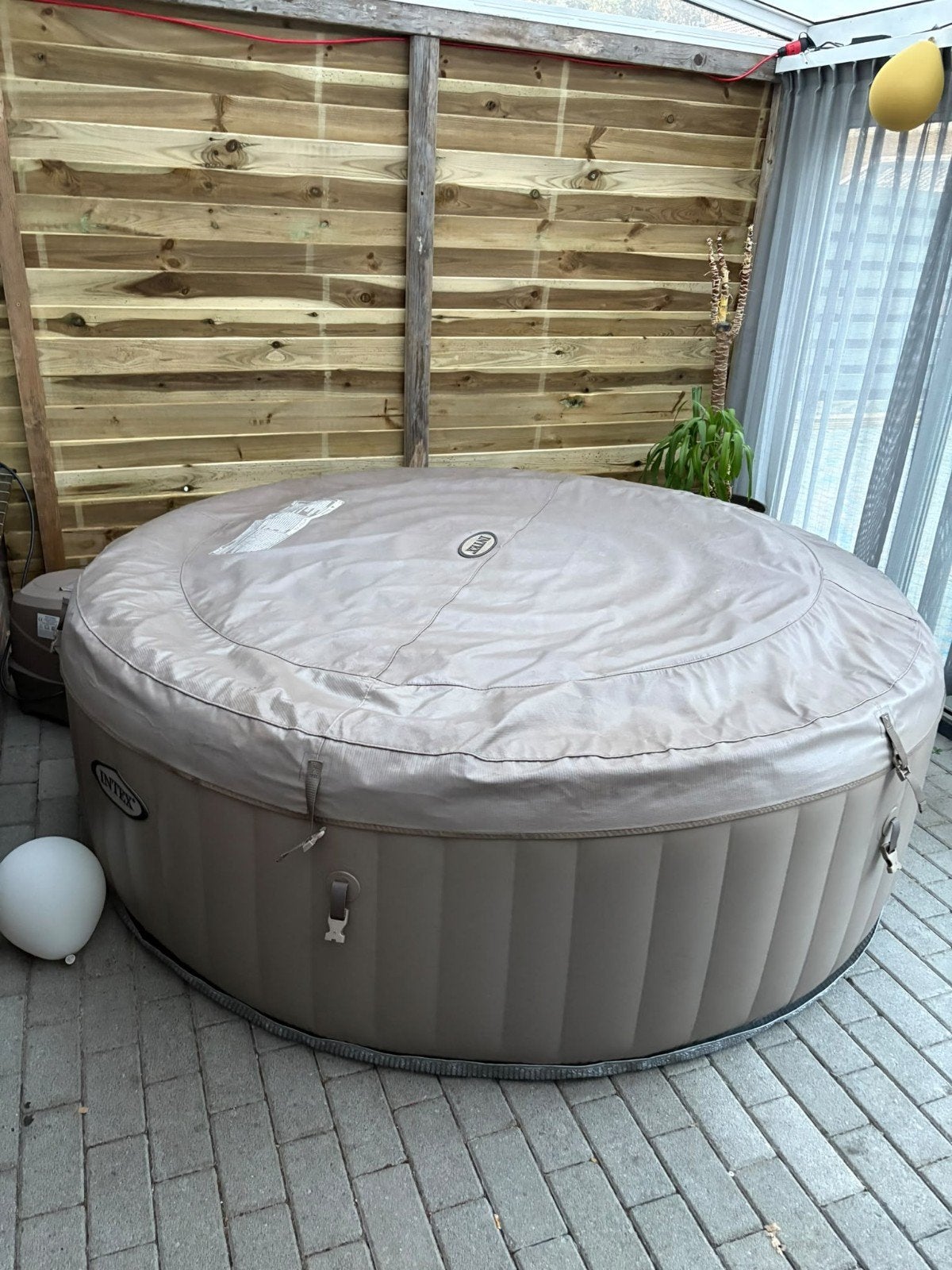 Intex Opblaasbare Jacuzzi met Grondzeil, Tuin en Terras, Ophalen, Gebruikt, Grondzeil, Opblaasbaar