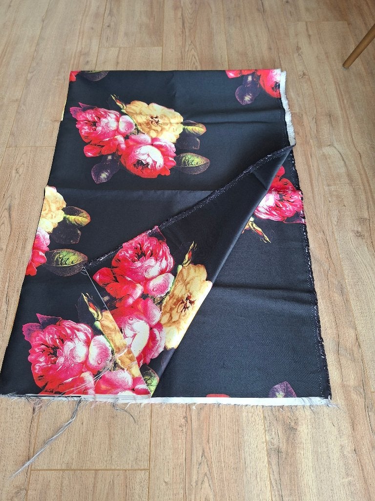 Mooie stof met bloemen, Hobby en Vrije tijd, Stoffen en Lappen, Overige kleuren, 120 cm of meer, Nieuw, Ophalen of Verzenden