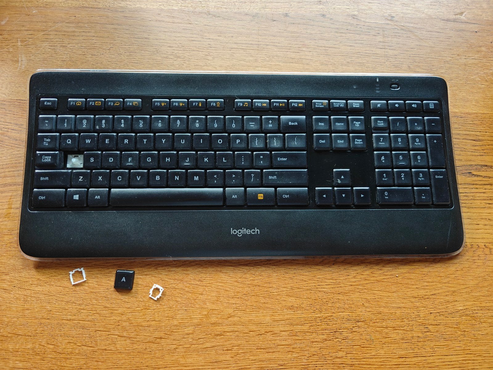 Logitech K800 draadloos toetsenbord - defecte A-toets, Draadloze ontvanger, Logitech, Ophalen of Verzenden, Draadloos