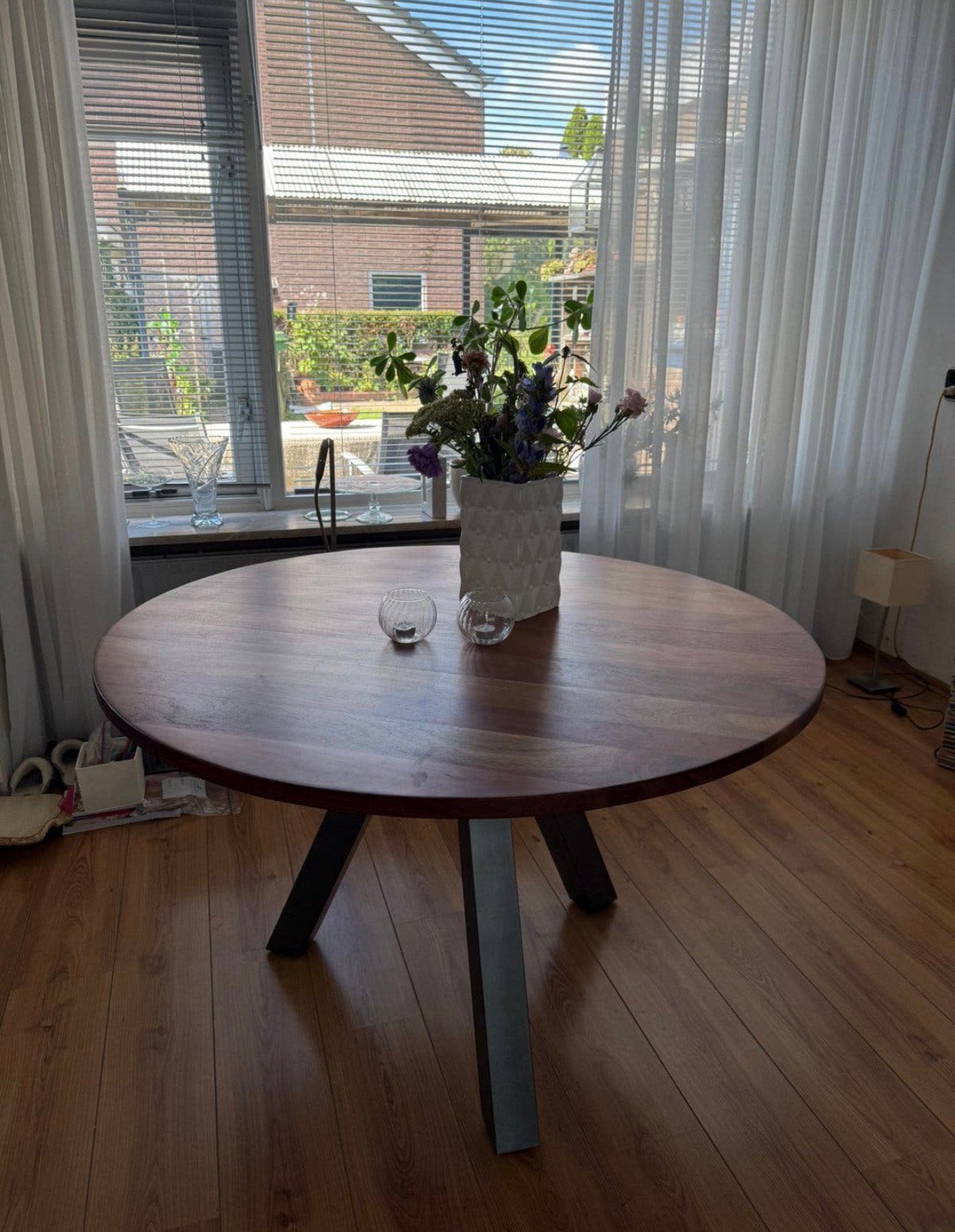 Ronde eettafel met driehoek poot, Huis en Inrichting, Ophalen, Zo goed als nieuw, Rond, 100 tot 150 cm
