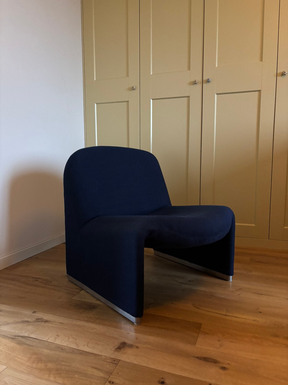 Artifort Alky fauteuil donkerblauw, Ophalen, 75 tot 100 cm, Zo goed als nieuw, Stof