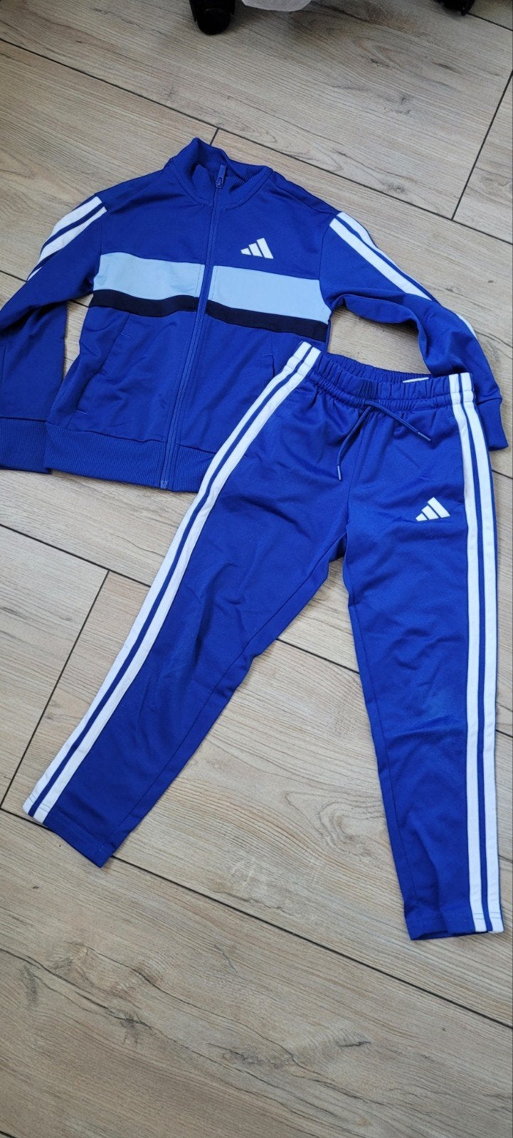 Adidas trainingspak blauw maat 128, Kinderen en Baby's, Adidas, Jongen of Meisje, Ophalen of Verzenden, Zo goed als nieuw