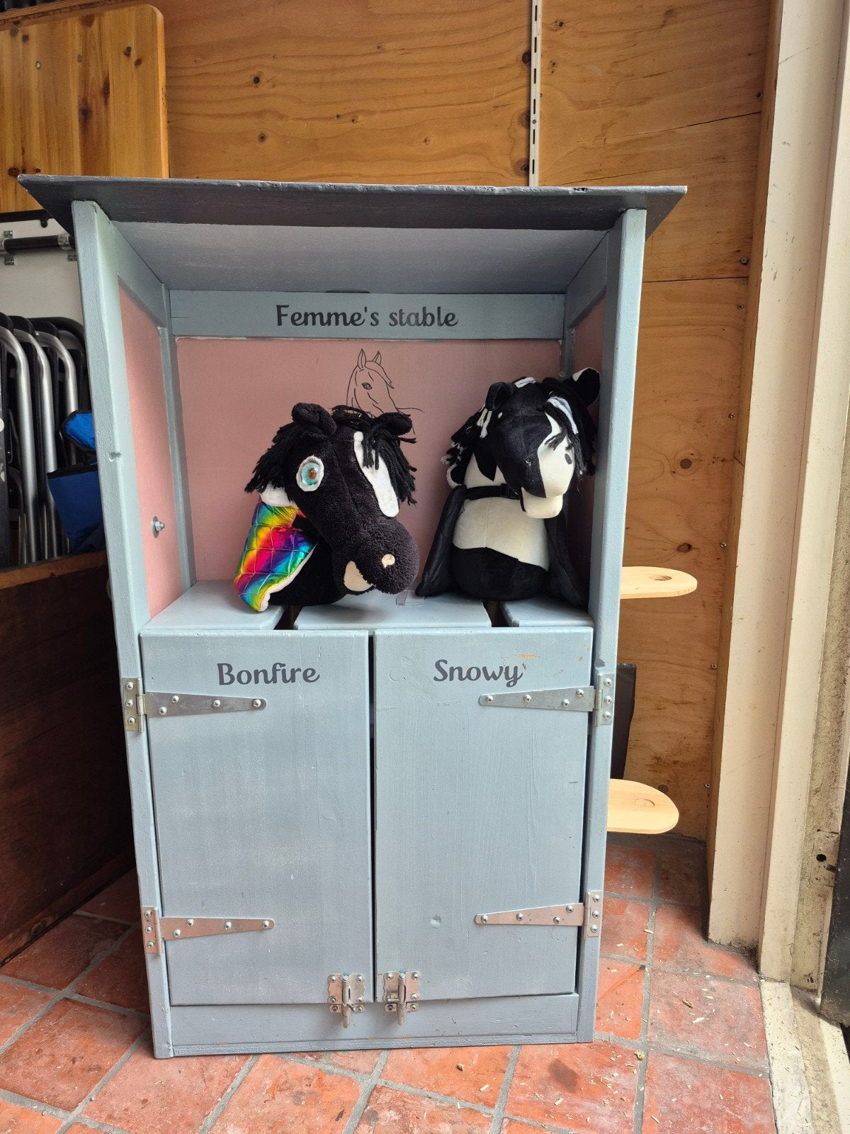 Hobbyhorse stal / stokpaardjes stal (zonder paarden), Ophalen, Gebruikt, Meisje