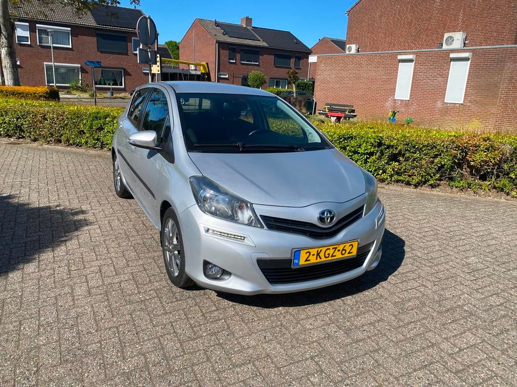 Toyota Yaris 1.3 VVT-i Dynamic, Voorwielaandrijving, Euro 5, Zwart, 4 cilinders