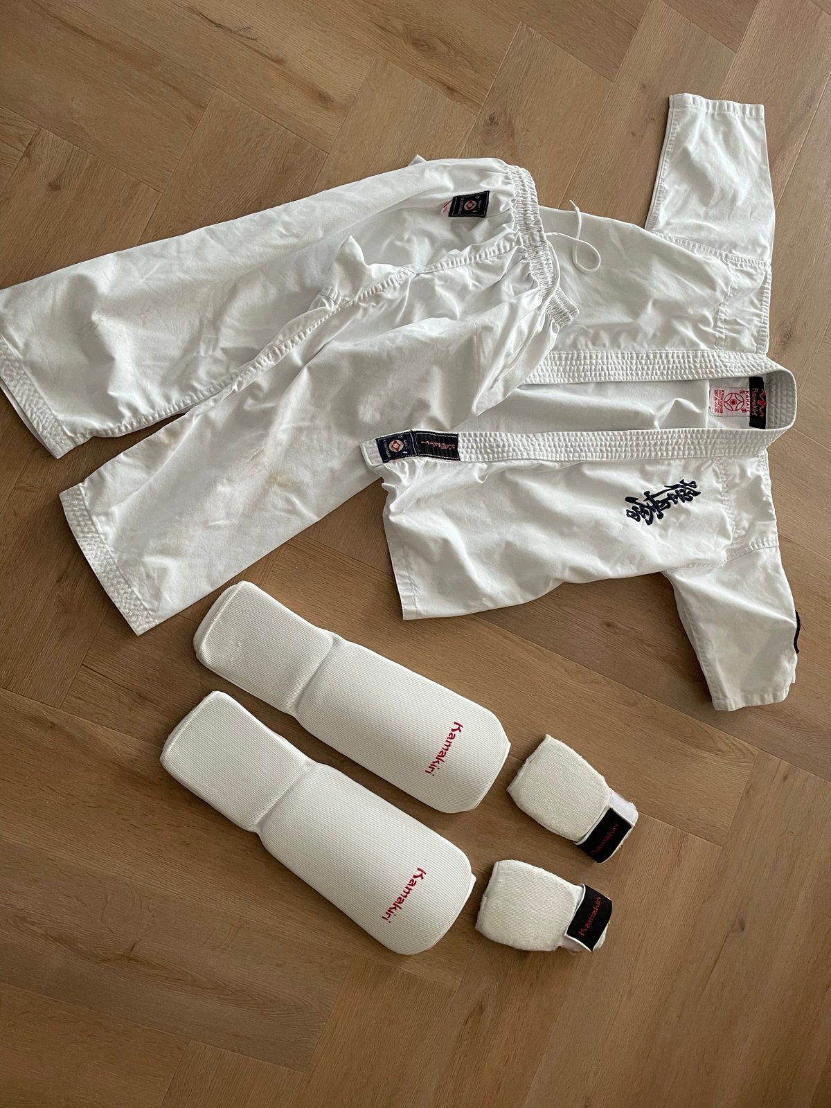 Karatepak maat 130 (6-8 jaar) met bescherming, Gebruikt, Vechtsportpak, Ophalen of Verzenden, Karate