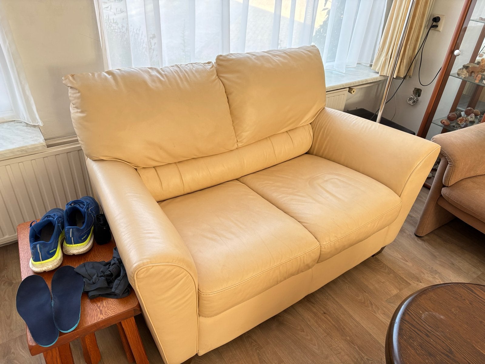 Leren beige 2-zits bank, Huis en Inrichting, Banken | Bankstellen, Ophalen, Gebruikt, 150 tot 200 cm, Tweepersoons