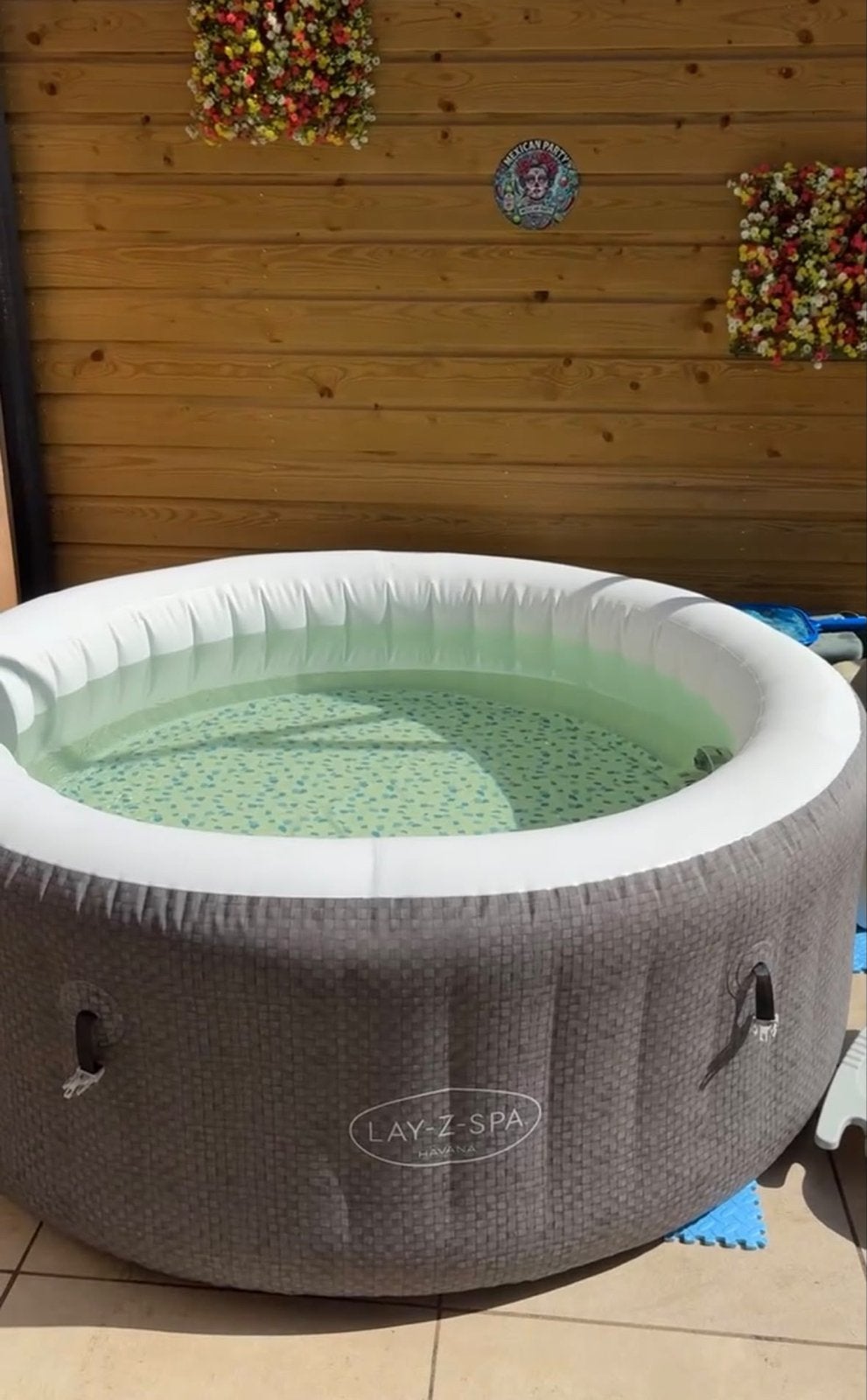Lazy Spa Jacuzzi met omheining, bank en accessoires, Ophalen, Zo goed als nieuw, Afdekzeil, Opblaasbaar