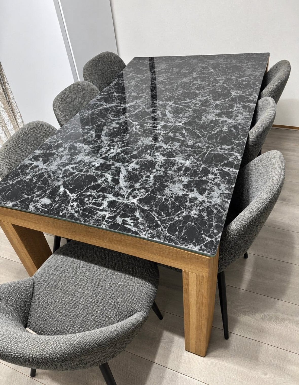 Elegante eettafel met marmerlook glasplaat, Huis en Inrichting, 100 tot 150 cm, Ophalen of Verzenden, Zo goed als nieuw, 150 tot 200 cm
