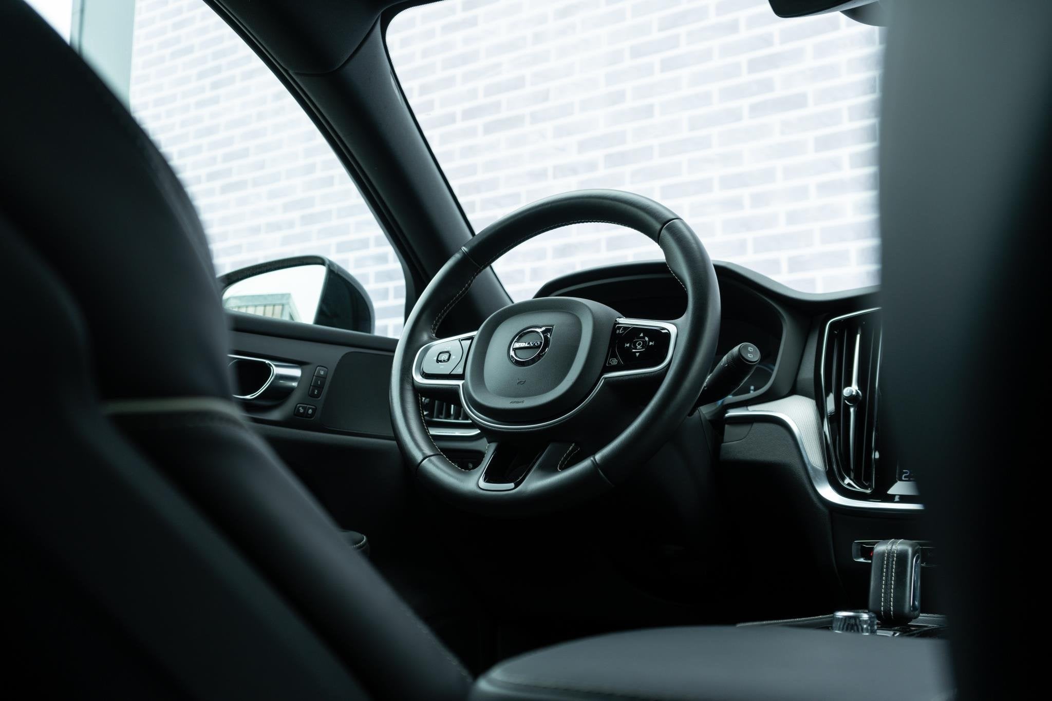 Foto 10 van Volvo V60 2.0 T6 Recharge AWD R-Design | Trekhaak | Adaptiev