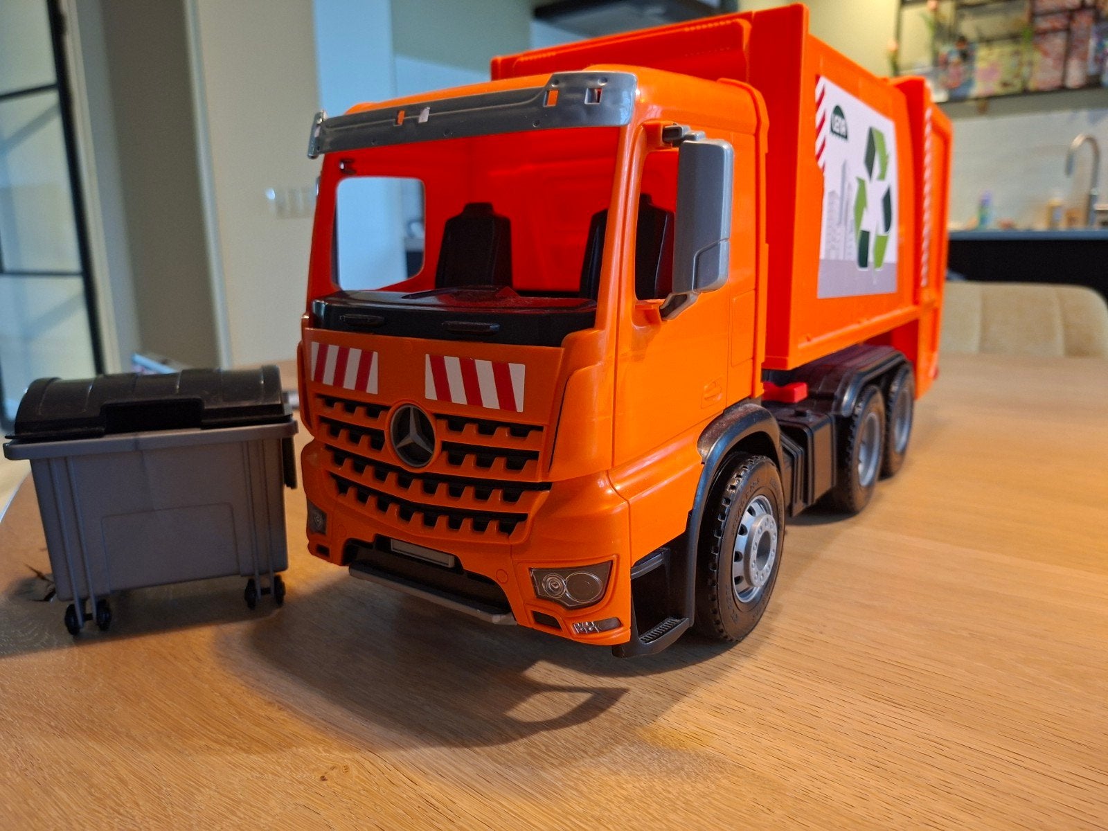 Speelgoed vuilniswagen Mercedes Benz met afvalcontainer, Ophalen, Gebruikt