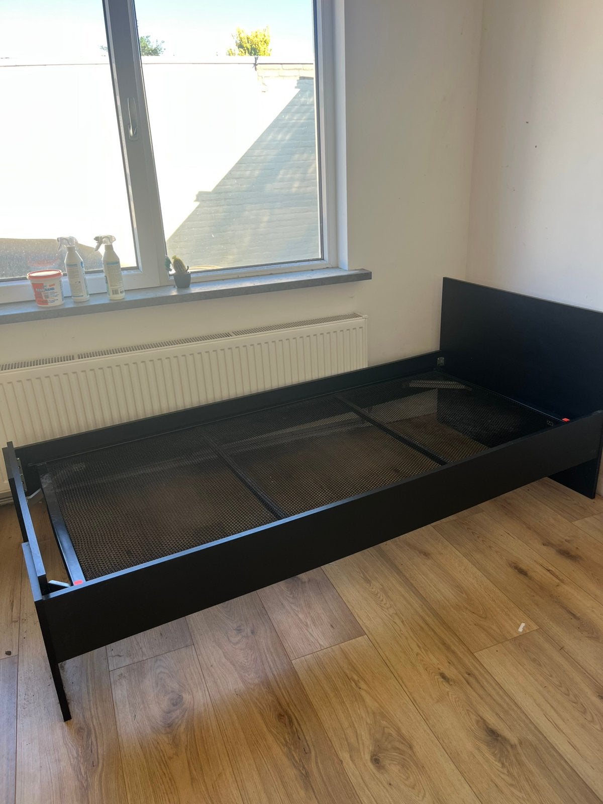 Zwart bed met bedbodem, Huis en Inrichting, Slaapkamer | Bedden, Zo goed als nieuw, Eenpersoons, 90 cm, 200 cm, Hout, Zwart, Ophalen