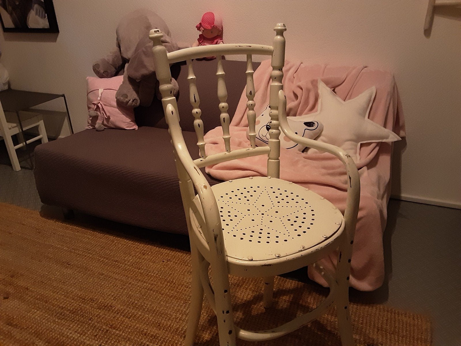 Vintage houten kinderstoel, wit, met geperforeerde zitting, Ophalen