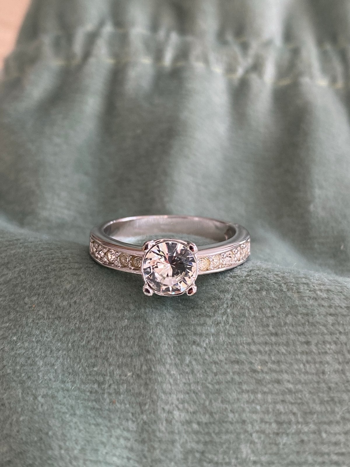 Swarovski ring met kristallen, Met kristal, Overige materialen, Ophalen of Verzenden, Zo goed als nieuw