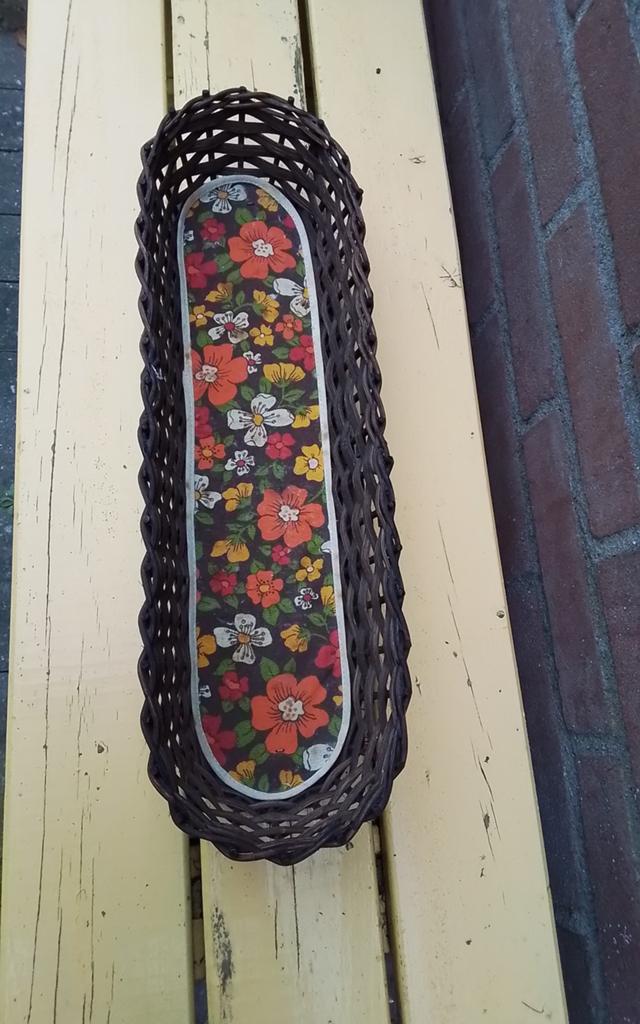 💐VINTAGE BRUIN ROTAN BROODMANDJE MET RETRO ORANJE STOF, Ophalen of Verzenden