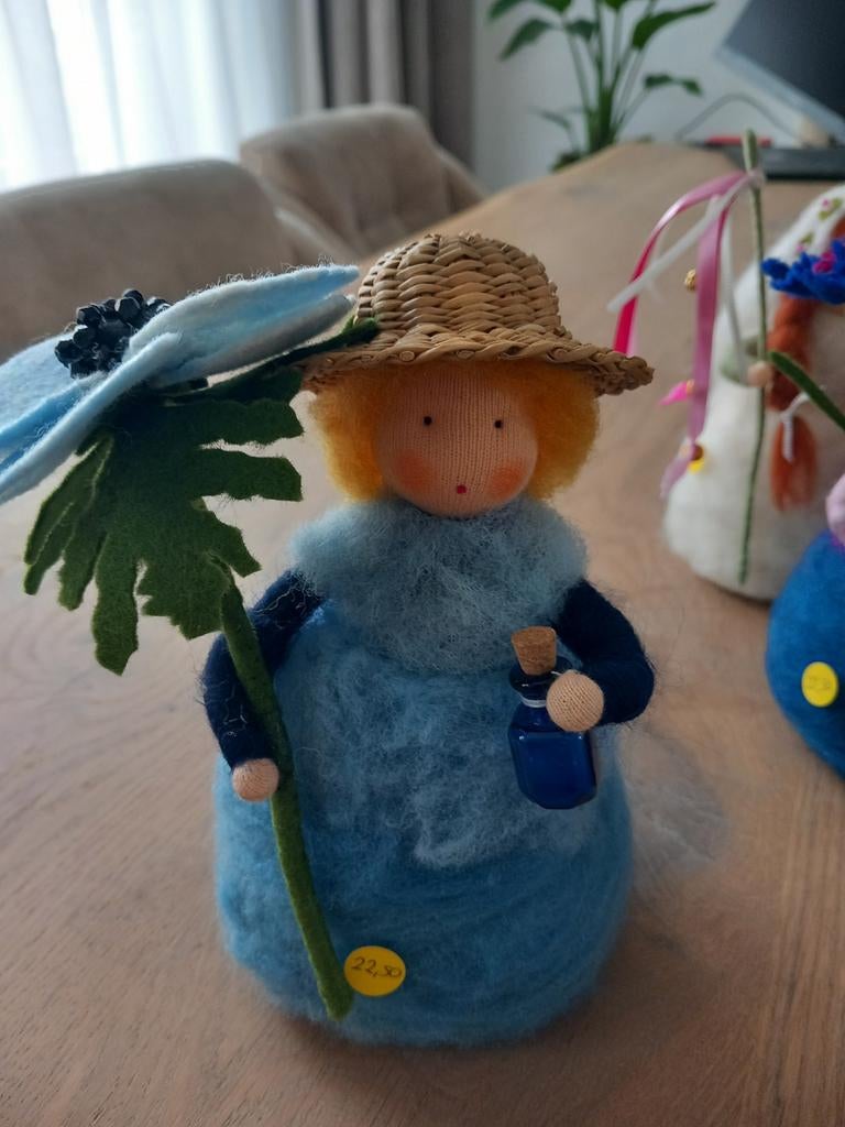 Anemoonvrouwtje 20cm vilt vrije school seizoenstafel, Ophalen of Verzenden, Nieuw, Figuurtje(s)