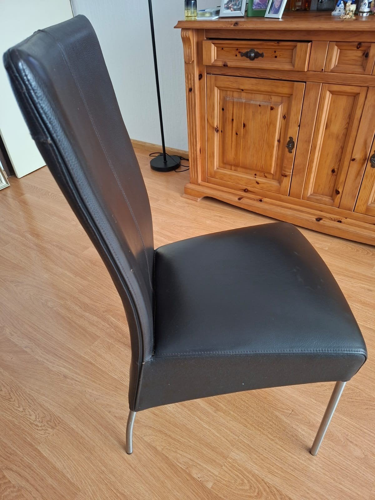Zwarte leren eetkamerstoel met metalen poten, Gebruikt, Zwart, Ophalen of Verzenden, Modern