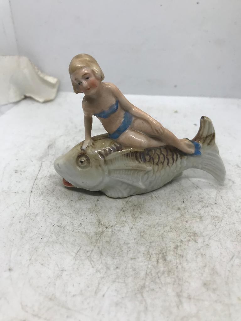 porselein sculptuur dame op vis art deco, Antiek en Kunst, Antiek | Porselein, Ophalen of Verzenden