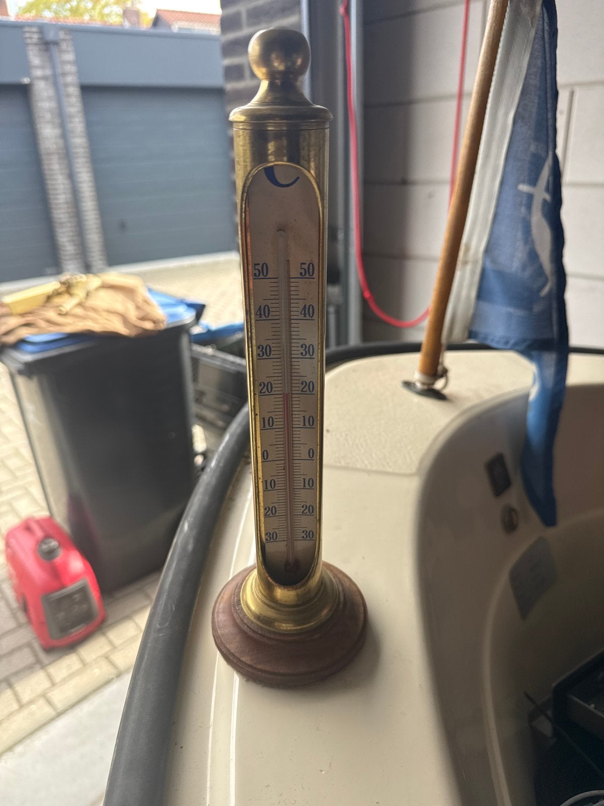 Antieke messing thermometer op houten voet, Ophalen, Gebruikt, Analoog