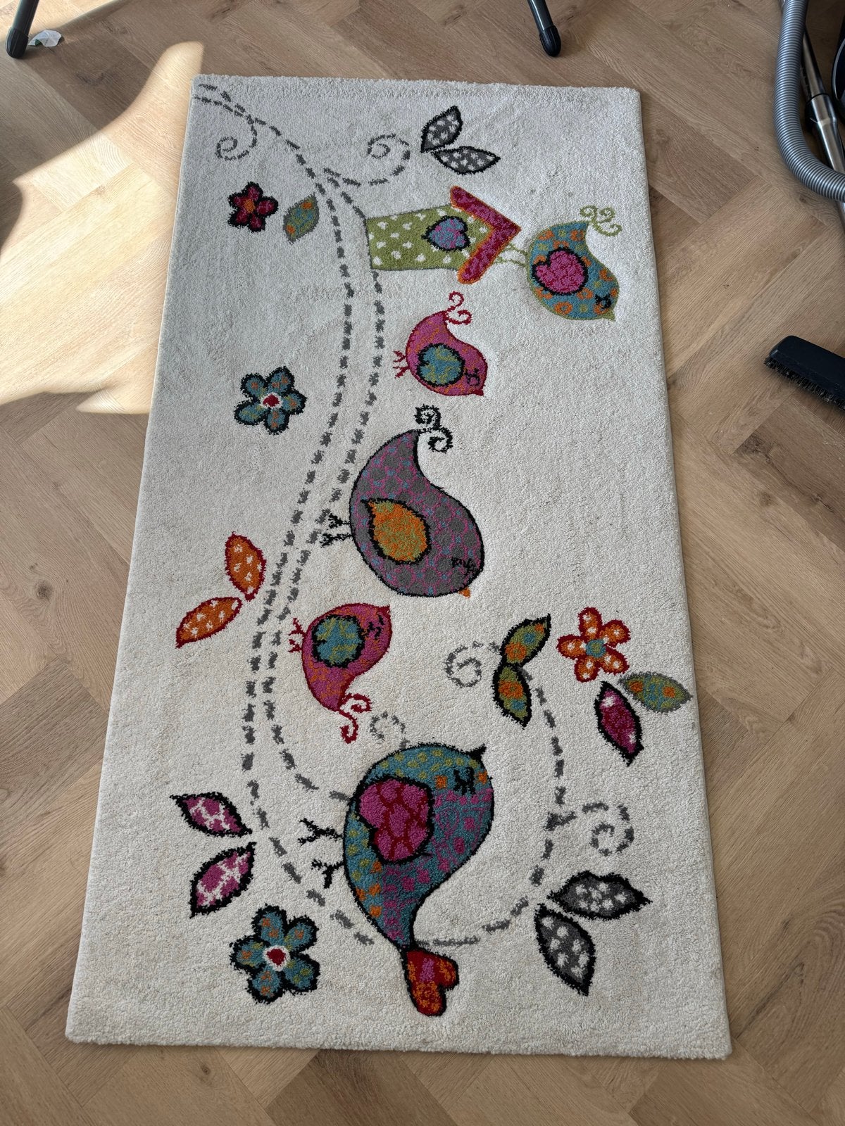 Kleurrijk vloerkleed met vogels en vogelhuisje, Ophalen, Gebruikt, 100 tot 150 cm, Beige