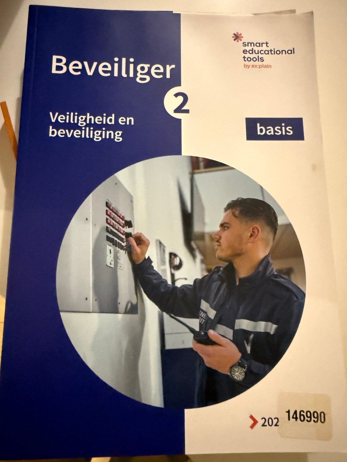 Beveiliger 2: Veiligheid, Wet- en regelgeving & Rekenen MBO, Ophalen of Verzenden, Zo goed als nieuw, Overige niveaus, Overige vakken