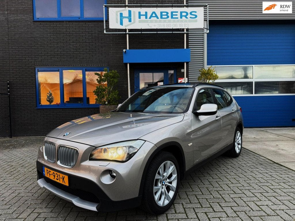 BMW X1 XDrive28i Business 245PK|Navi|Xenon|Automaat|Panorama, Auto's, BMW, Euro 5, Gebruikt, Beige, 4 cilinders