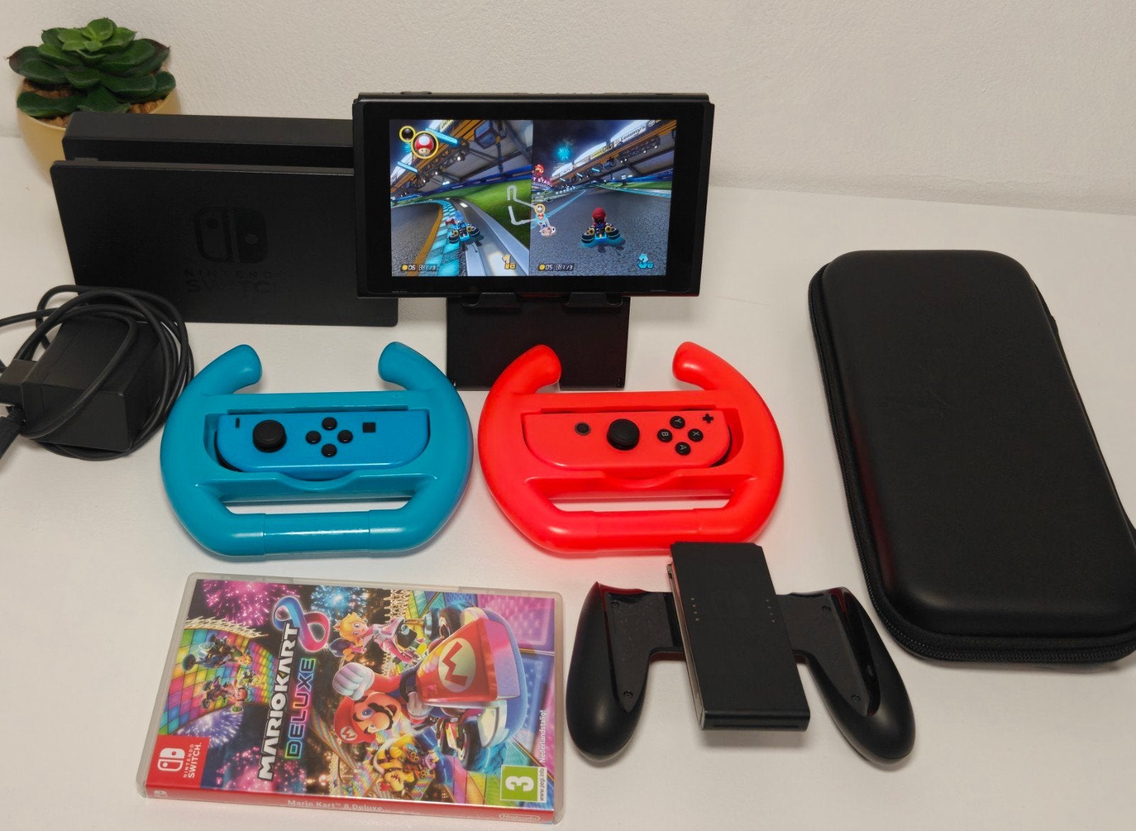 Nintendo Switch met Mario Kart 8 Deluxe, Spelcomputers en Games, Games | Nintendo Switch, Racen en Vliegen, Ophalen of Verzenden