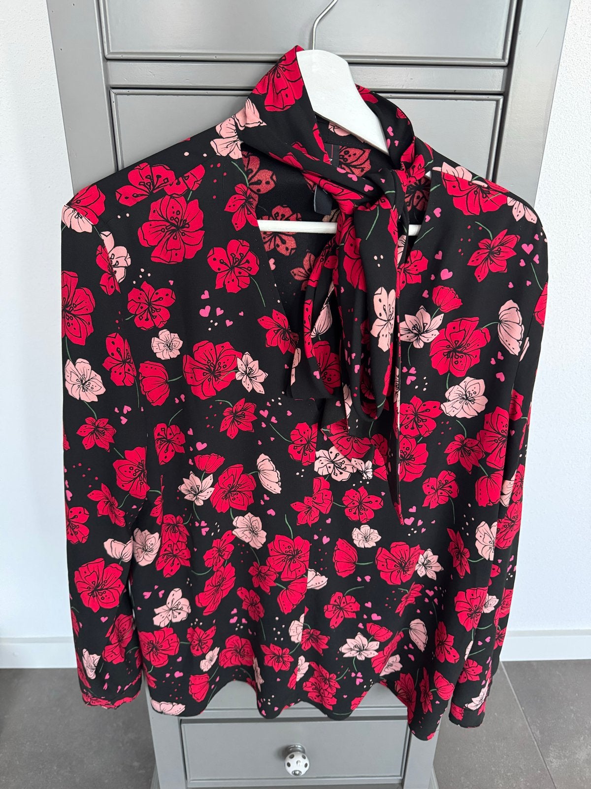 Marc Cain blouse met bloemenprint en strikkraag, Ophalen of Verzenden, Zo goed als nieuw, Maat 38/40 (M), Zwart
