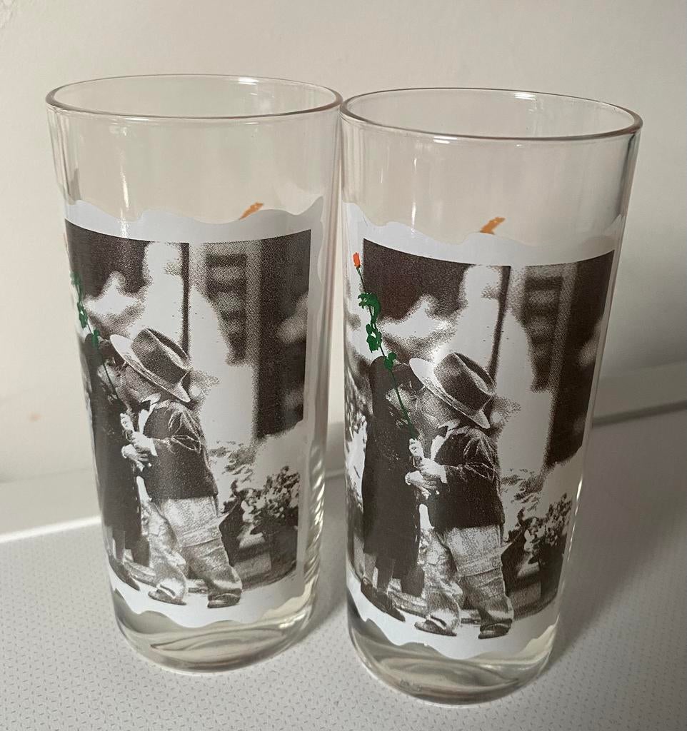 2 Longdrink glazen met jongen & meisje & rode roos. H.14 cm., Ophalen of Verzenden, Zo goed als nieuw, Frisdrankglas