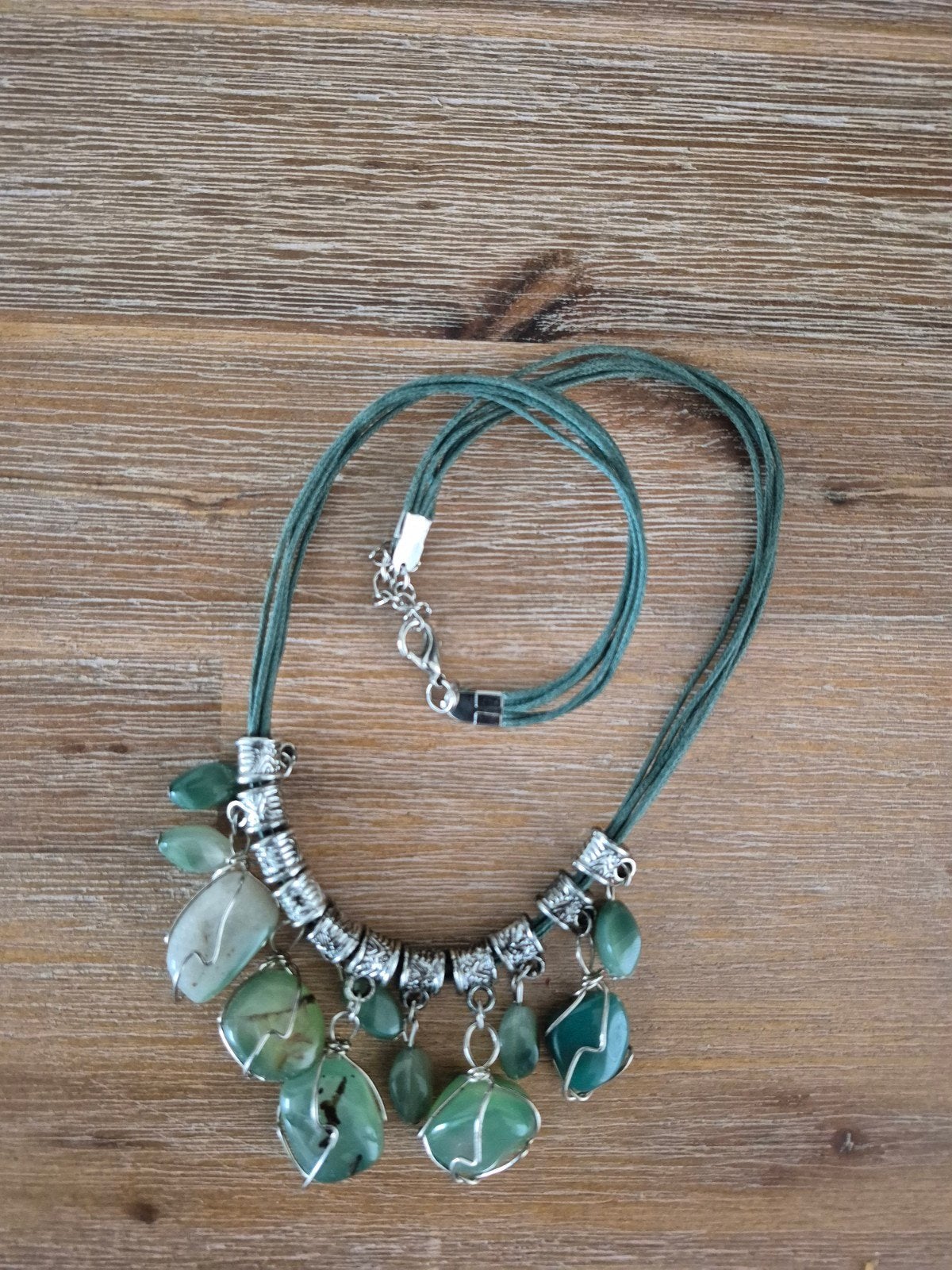Groene ketting met natuurstenen hangers, Gebruikt, Ophalen of Verzenden, Steen of Mineraal, Met edelsteen