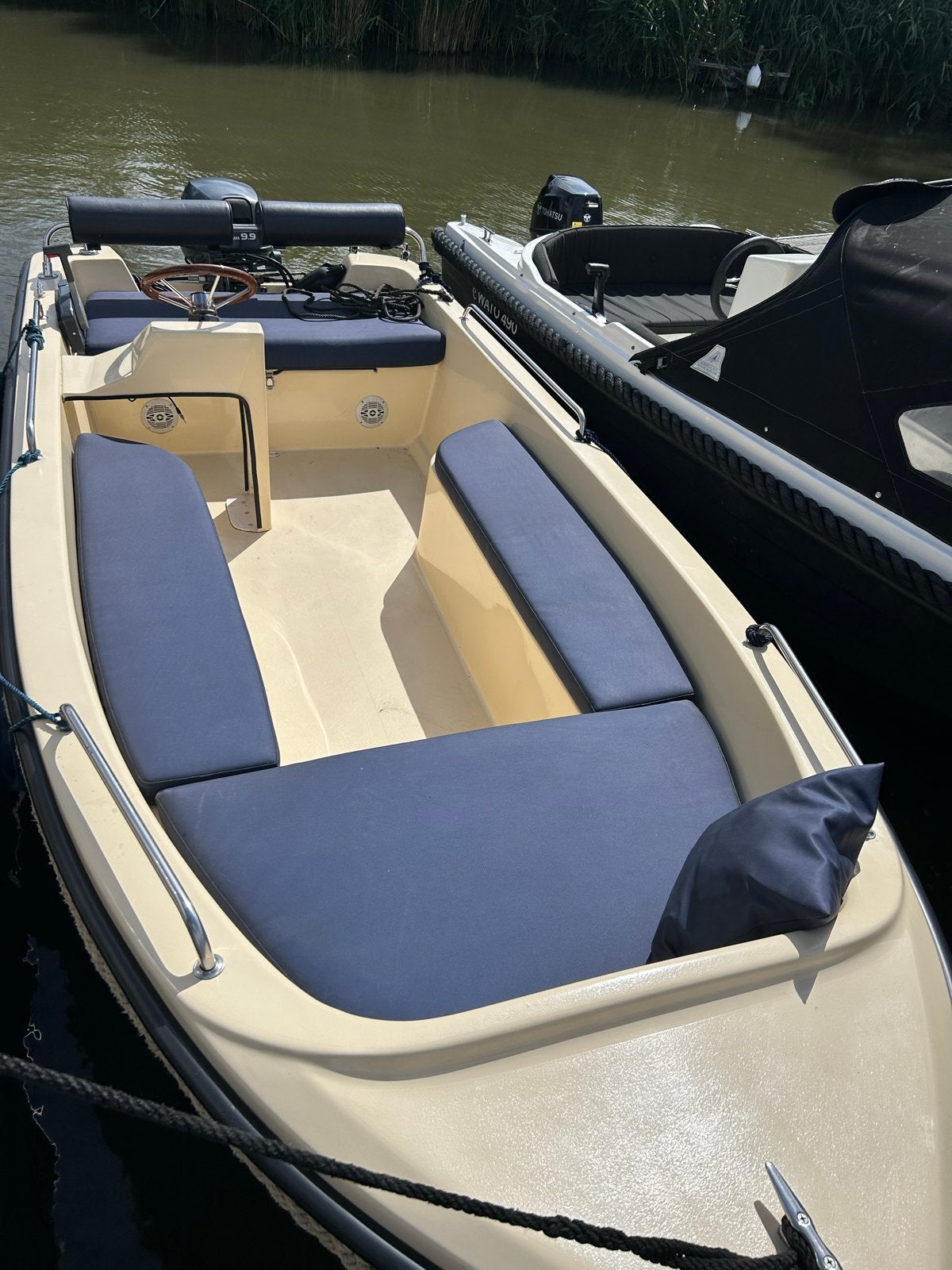 Polyester sloep met 9.9pk Yamaha motor en blauwe kussenset, Watersport en Boten, Gebruikt, Ophalen, Afdekzeil, Buitenboordmotor