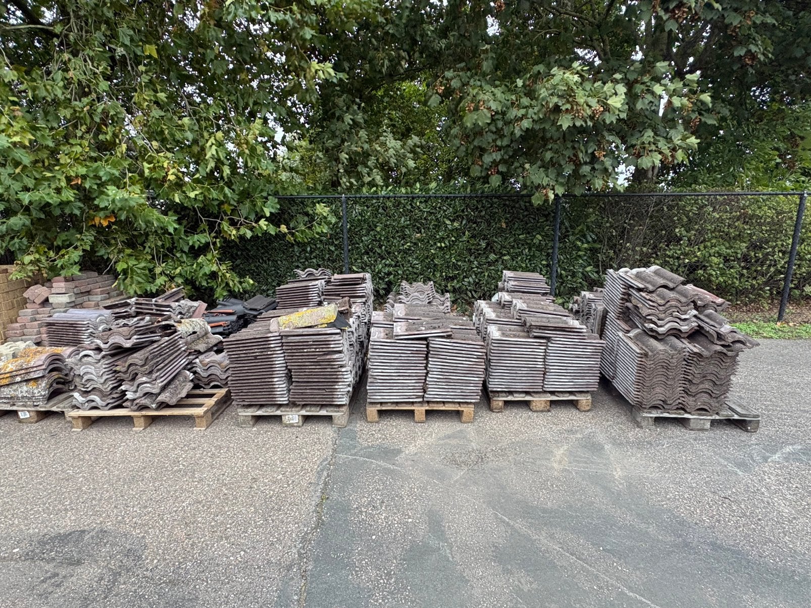 Gratis veel dakpannen nokvorsten gevelpannen etc, Ophalen, Gebruikt, Steen of Klei, 15 m² of meer