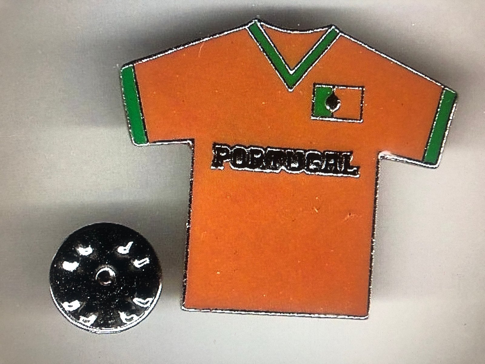 Portugal Voetbalshirt Speldje - Oranje met Groen, Ophalen of Verzenden, Gebruikt, Sport, Speldje of Pin