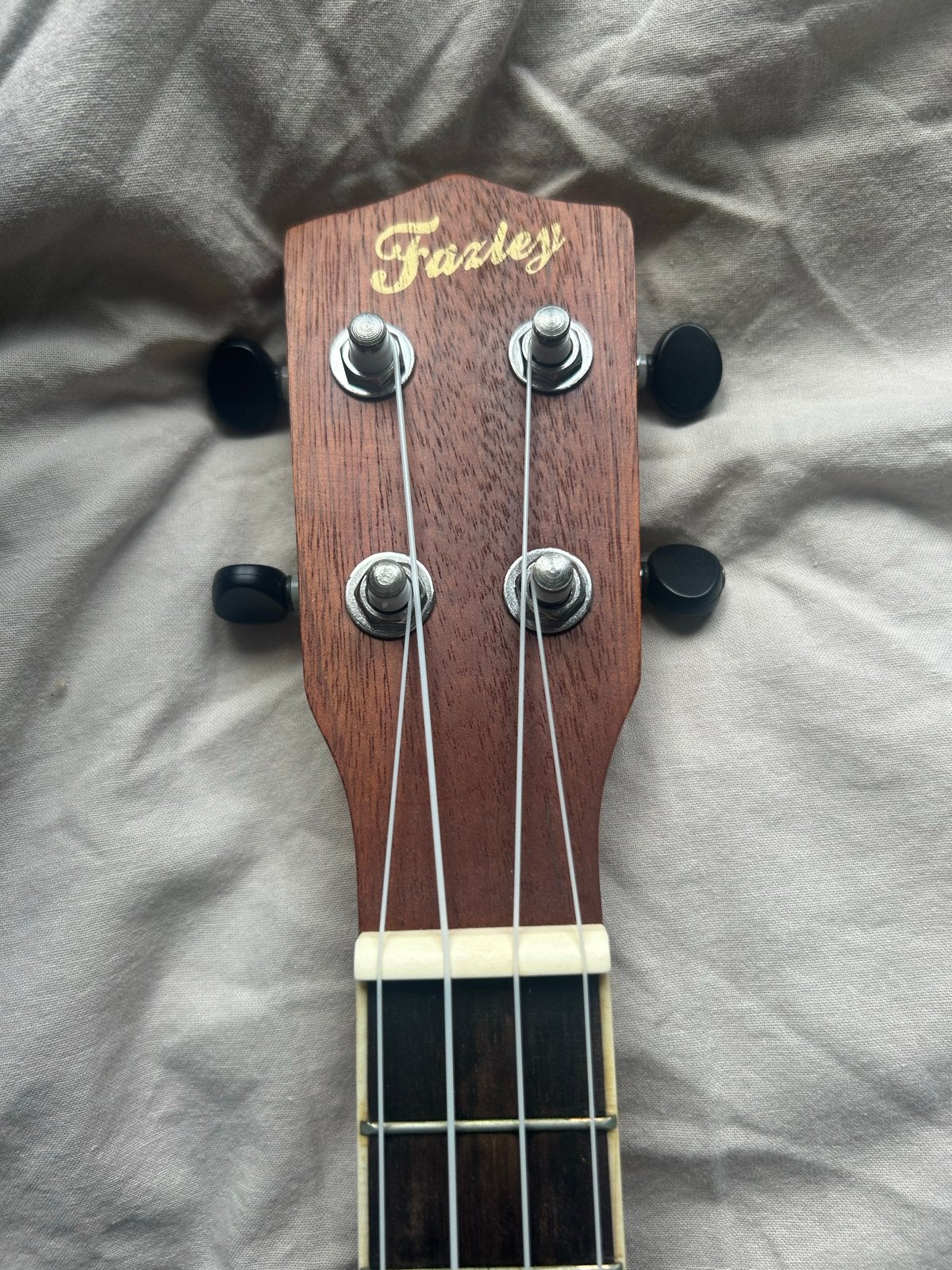 Fazley sopraan ukelele met tas, stemapparaat en capo, Ophalen, Gebruikt, Ukelele