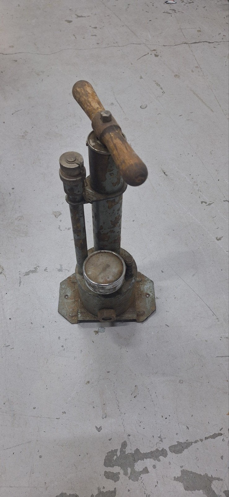 Oude handpomp met manometer - Vintage gereedschap, Ophalen of Verzenden