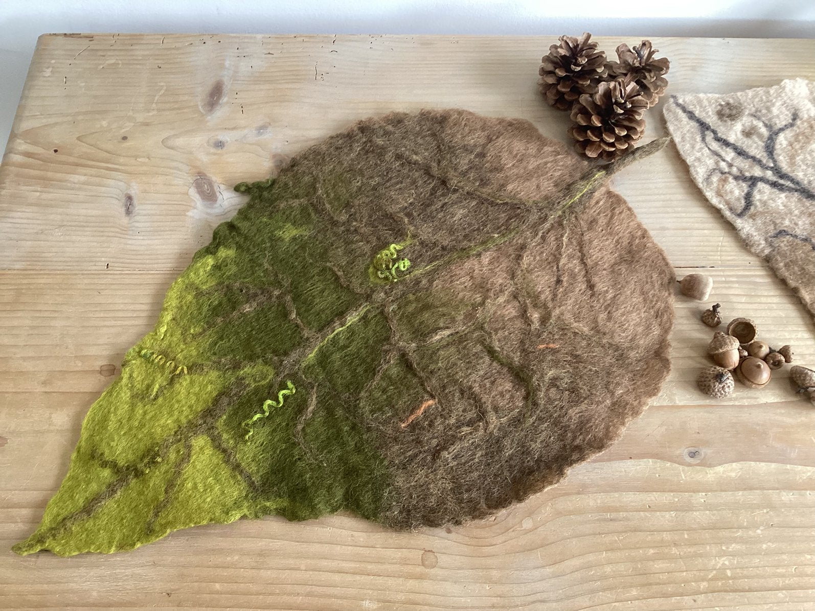 Handgevilt GROOT Deco Herfstblad, Hobby en Vrije tijd, Ophalen, Nieuw, Figuurtje(s), Wolvilt