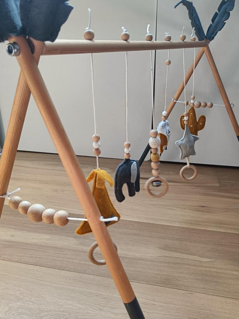 Zelfgemaakte houten babygym met vilten speeltjes, Kinderen en Baby's, Speelgoed | Babyspeelgoed, Ophalen, Zo goed als nieuw, Babygym