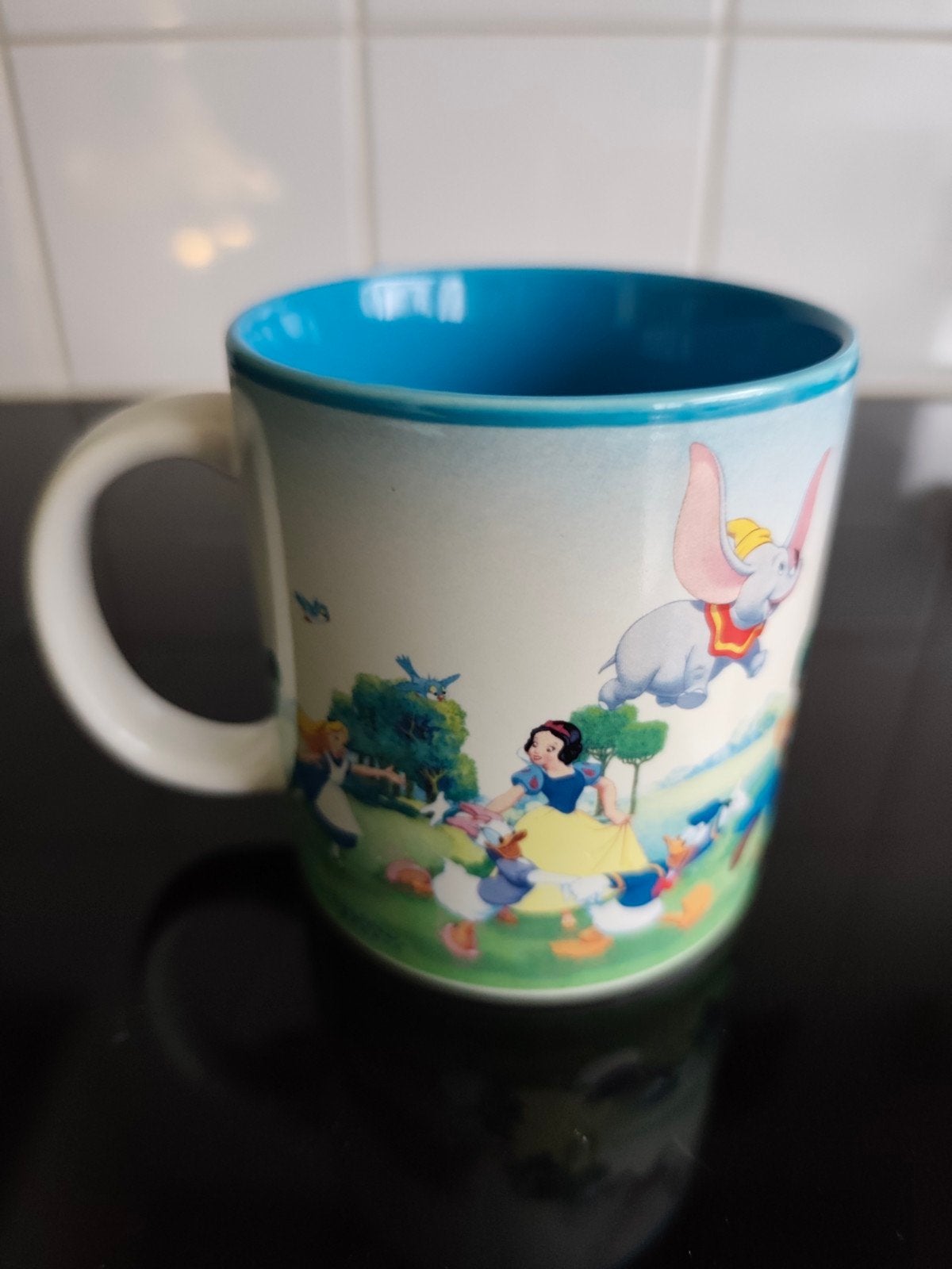 Disneyland Paris keramieken beker met Disney-iconen, Ophalen of Verzenden, Overige figuren, Zo goed als nieuw, Servies