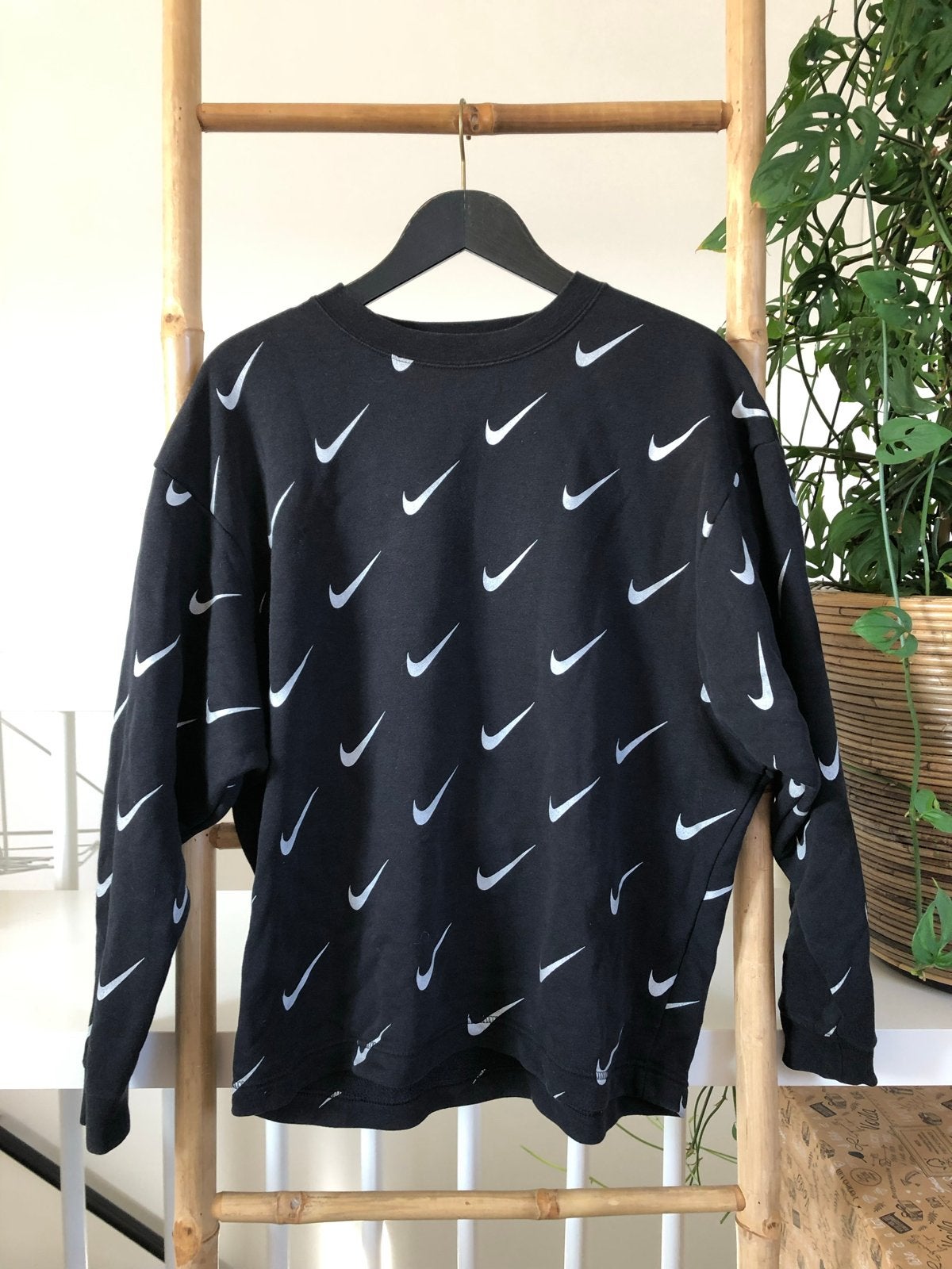 Nike All-Over Swoosh Crewneck Sweatshirt Zwart XS, Ophalen of Verzenden, Zo goed als nieuw, Maat 34 (XS) of kleiner, Zwart